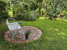 Wunderschön an einem ruhigen Waldrand liegt ein 1.000 m² großer Natur- und Familiengarten mit altem Gehölzbestand.