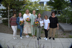 Die Jubilare v. l.: Claudia Conrad (Geschäftsführung KDS), Valentina Sperlich (5 Jahre), Anastasia Petrova (5 Jahre), Bettina Schön (Geschäftsführung Servicegesellschaft Landkreis Ostallgäu GmbH), Rosaria Trimboli (20 Jahre), Giovanna Uygun (Objektleitung Servicegesellschaft Landkreis Ostallgäu GmbH) und Brigitte Natterer (Bereichsleitung KDS). Es fehlen: Carina Bitzsan (5 Jahre), Nadja Filipp (10 Jahre), Claudia Stiegelbauer (15 Jahre), Marcela Lederer (20 Jahre) und Galina Schönfeld (25 Jahre).