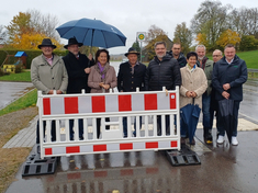 Auf dem Foto v. l.: Bürgermeister Bernhard Dolp, stellvertretender Landrat Lars Leveringhaus, Landrätin Maria Rita Zinnecker, Bürgermeister Michael Abel, MdL Andreas Kaufmann, Herr Tobias Herfert (Bauleitung Fa. Höbel), Kreisrätin Brigitte Schröder, Kreisrat Richard Wagner, Matthias Pichota (Tiefbauleitung Fa. Höbel), Werner Höbel (Geschäftsführung Fa. Höbel)