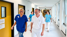 Zufriedene Beschäftigte: der neue Chefarzt für Unfallchirurgie und Orthopädie Dr. Steffen Vennemann (vorne rechts) mit Team. 