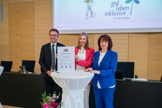 Das von Herrn Tobias Schessl aufgenommene Foto zeigt Landrätin Maria Rita Zinnecker zum Zeitpunkt der feierlichen Ernennung