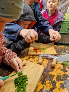 Ferienprogramm - Kinder beim Kräuterschneiden