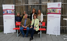 Rote Bank vor dem Landratsamt Ostallgäu in Marktoberdorf mit Landrätin Maria Rita Zinnecker, Wolfgang Hannig (2. Bürgermeister Marktoberdorf), Lisa Knorr (Fachstelle bei häuslicher Gewalt) und Heike Krautloher (Gleichstellungsbeauftragte Landkreis Ostallgäu)