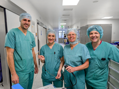 Chefärztin Dr. Ute Dammer (2.v.r.) mit Teilen des OP-Teams