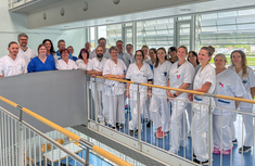 Professor Martin Hecht (12.v.r.) mit dem Ärzte-, Pflege, und Therapieteam der Kaufbeurer Neurologie.