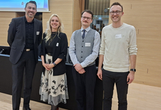 Die Referenten der Bildungskonferenz 2025. Von links nach rechts: Dr. Christian Fischer (IHK Schwaben), Prof. Dr. Sandra Niedermeier (Hochschule Kempten), Benjamin Mößbauer (KI-Produktionsnetzwerk an der Universität Augsburg), Joscha Falck (Fortbildner, Autor und Mittelschullehrer aus Mittelfranken). 