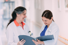 Dr. Jutta Bohn (l.) im Gespräch mit einer Kollegin.
