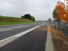 Neuer Geh- und Radweg mit Linksabbiegespur Neuer Geh- und Radweg mit Linksabbiegespur