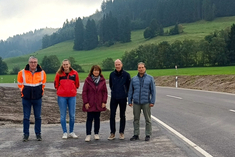 V. l.: Matthias Waibel, Svenja Maisterl (beide Firma Kutter), Landrätin Maria Rita Zinnecker, Bürgermeister Thomas Pihusch und Thomas Kolbinger (Landkreis Ostallgäu). V. l.: Matthias Waibel, Svenja Maisterl (beide Firma Kutter), Landrätin Maria Rita Zinnecker, Bürgermeister Thomas Pihusch und Thomas Kolbinger (Landkreis Ostallgäu).