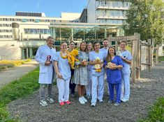 Das Ärzte-Team der Kinderklinik Kaufbeuren vor dem Therapiespielplatz am Klinikum Kaufbeuren. 