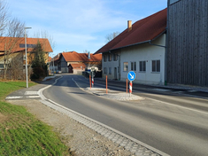 Neue Querungshilfe in der Ortsdurchfahrt von Engratsried Neue Querungshilfe in der Ortsdurchfahrt von Engratsried