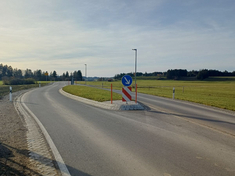 Neue Verkehrsinsel am westlichen Ortseingang Neue Verkehrsinsel am westlichen Ortseingang