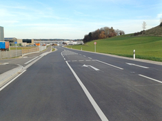 Neuer Geh- und Radweg mit Linksabbiegespur Neuer Geh- und Radweg mit Linksabbiegespur