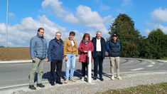 V. l.: Thomas Kolbinger (Landkreis Ostallgäu, Rudolf Zinser (VG Buchloe), Bürgermeister Ralf Neuner, Maria Rita Zinnecker, Rainer Rogg und Andreas Winkler (beide Firma Kutter). V. l.: Thomas Kolbinger (Landkreis Ostallgäu, Rudolf Zinser (VG Buchloe), Bürgermeister Ralf Neuner, Maria Rita Zinnecker, Rainer Rogg und Andreas Winkler (beide Firma Kutter).