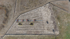 Die ca. 0,5 ha große Fläche ist ringsum von Entwässerungsgräben (Grenzgräben) umgeben. Der zentrale Entwässerungsgraben innerhalb der Fläche (blaue Linie) konnte durch den Bau von vier Torfdämmen mit Holzspundwänden (rote Linien) unwirksam gemacht werden. Die beiden Torfentnahmestellen wurden zu flachen Mulden modelliert, die den Lebensraum für Kiebitze aufwerten sollen (gelbe Kreise).