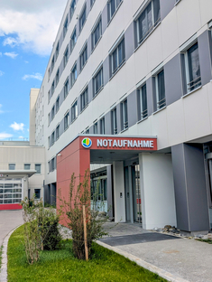 Der neue, gut erreichbare Eingang zur Notaufnahme an der Nordseite des Klinikums Kaufbeuren – ab 4. August täglich von 8 bis 21 Uhr geöffnet.