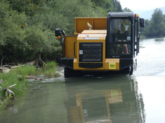 Abtransport des Mähguts durch den Flachwasserbereich des Forggensees Abtransport des Mähguts durch den Flachwasserbereich des Forggensees
